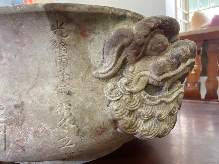 香爐保存完好，雕工精細