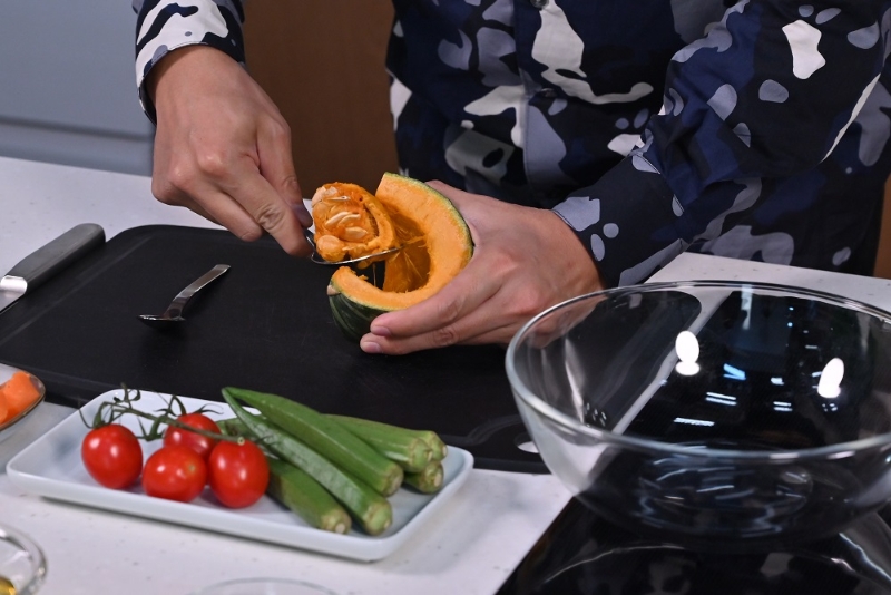 1. 南瓜去瓤及切小件。Remove the pith of the pumpkin.