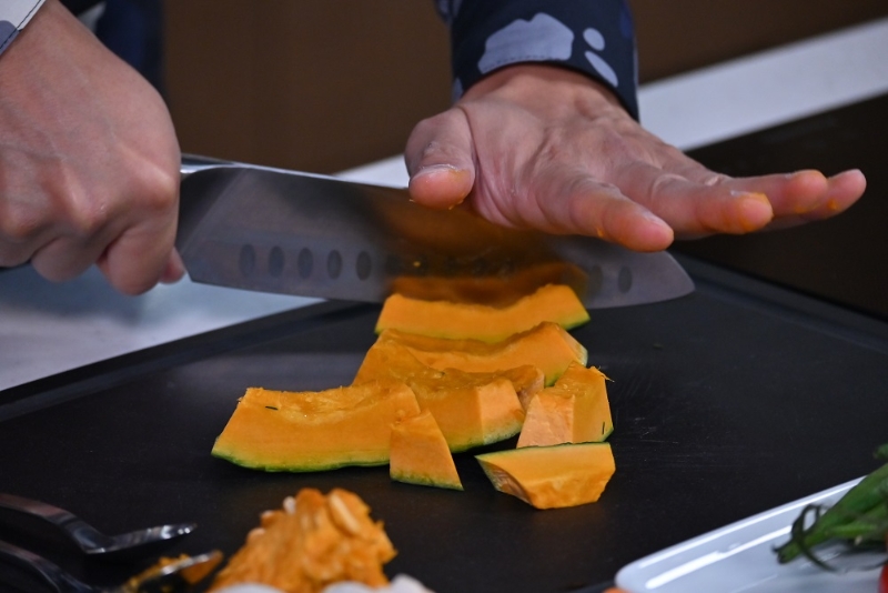 2. 南瓜、翠玉瓜、白蘑菇、秋葵及甘筍切小件。 Cut the pumpkin. zucchini, white mushrooms, okra and carrot into pieces.