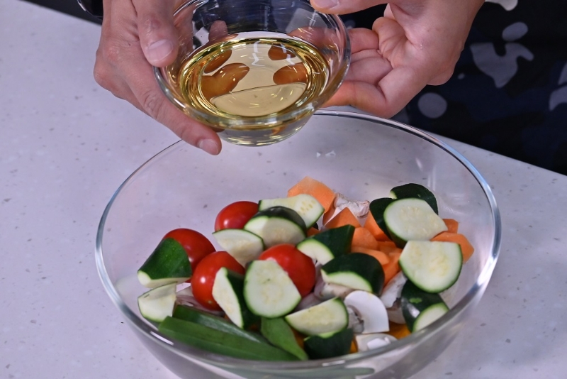 4. 加橄欖油及香草拌勻。Add the olive oil and basil and mix well.