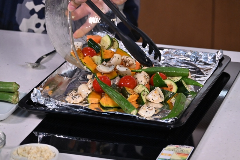 5. 將蔬菜放上焗盤。Put the vegetable on a bake tray.