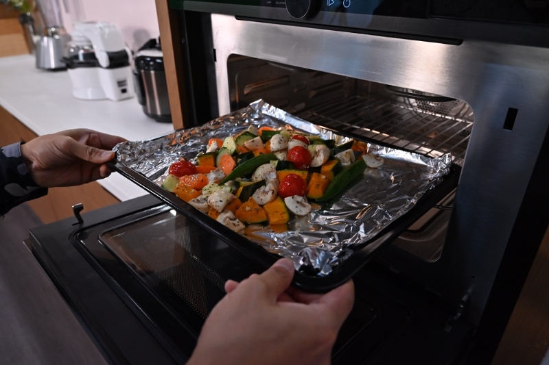 6. 放入預(yù)熱至200℃的焗爐，焗20分鐘。Bake in the 200℃ preheated oven for 20 minutes.