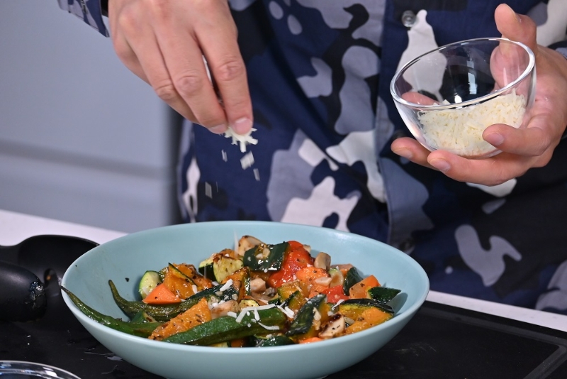 8. 飾上芝士碎及核桃碎即成。Garnish with grated cheese and chopped walnuts, serve.