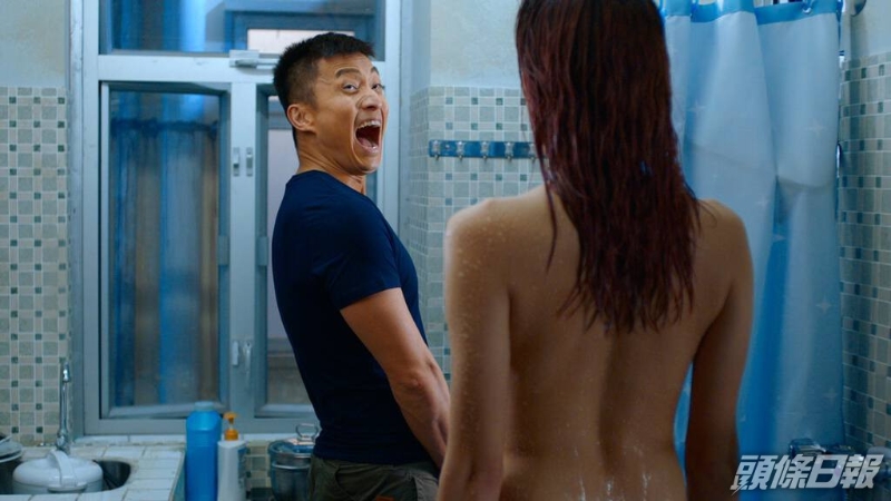 劇中Tiffany仲有大露背，扮被山聰誤睇全相。