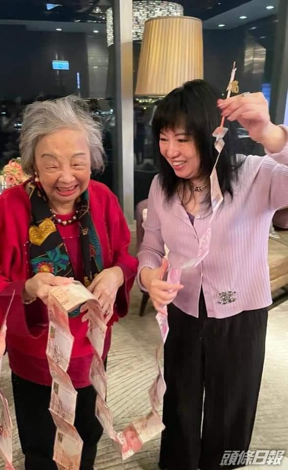 梅小青與媽媽雙眼勁似樣。