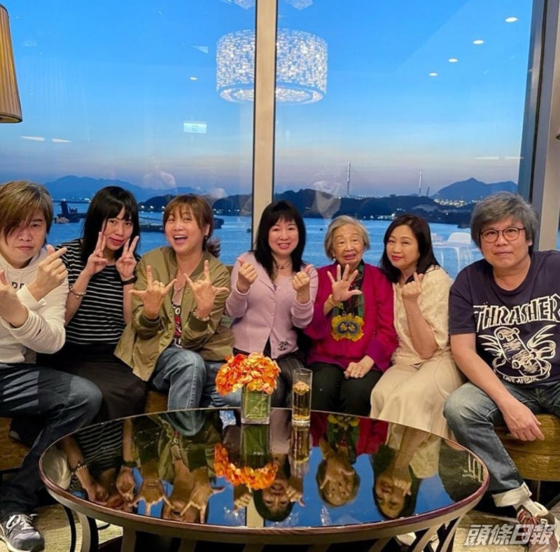 去年梅媽媽生日，一家人為媽媽?xiě)c生。