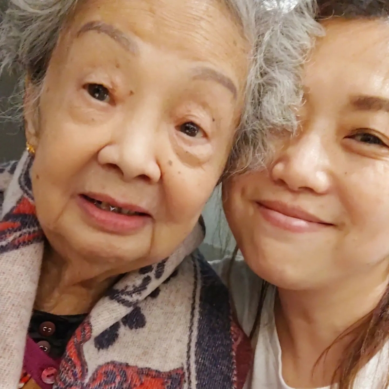 兩母女好似樣。