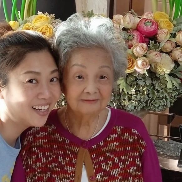 兩母女好似樣。