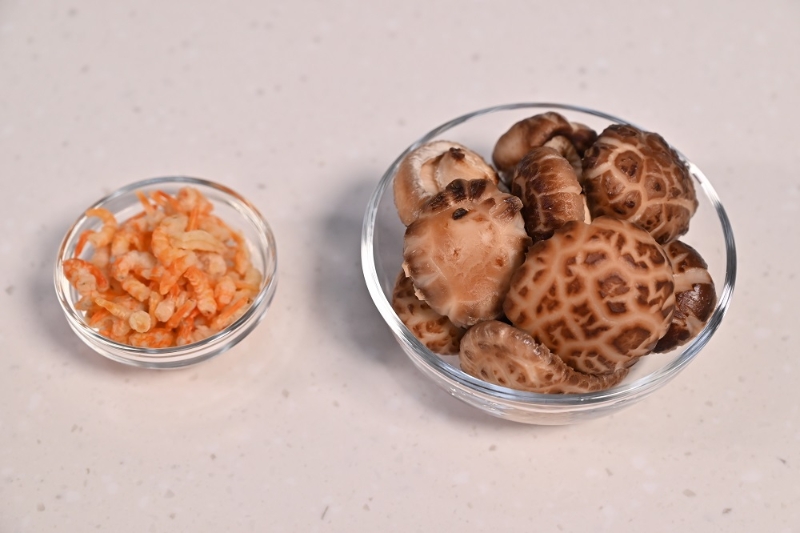 1. 蝦米、冬菇浸水至軟。 Soak the dried shrimps and shiitake mushrooms until soft.