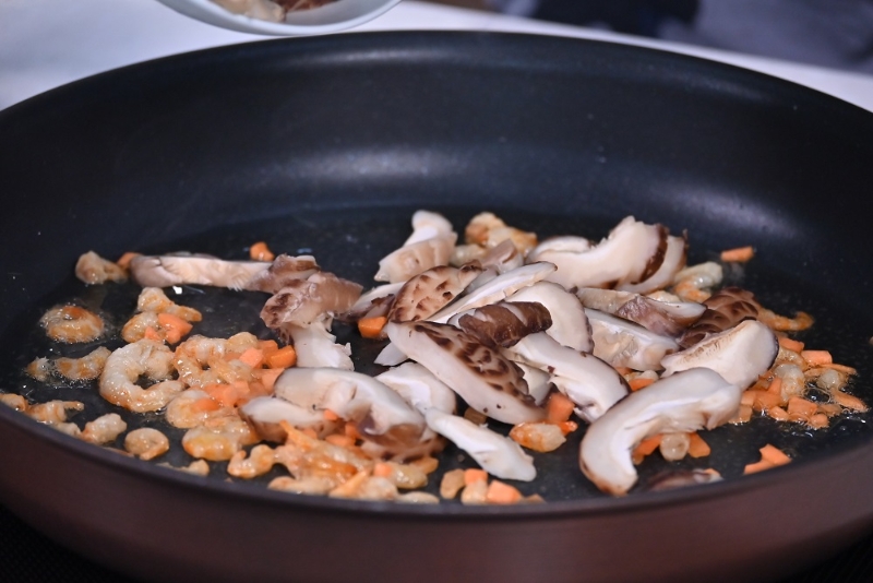 5. 加甘筍粒、冬菇片炒香。Add the diced carrot and sliced shiitake mushroom and fry until fragrant.