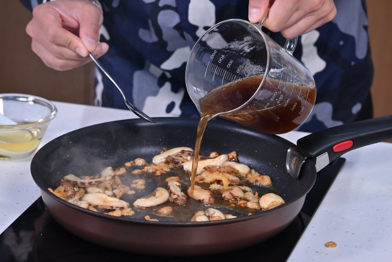 6. 加調(diào)味料。Add the seasoning.