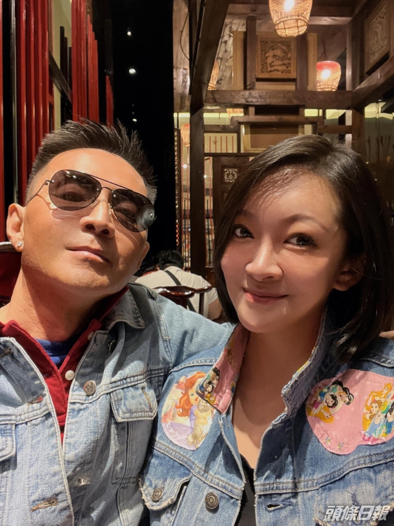 同著牛仔褸，玩情侶裝。