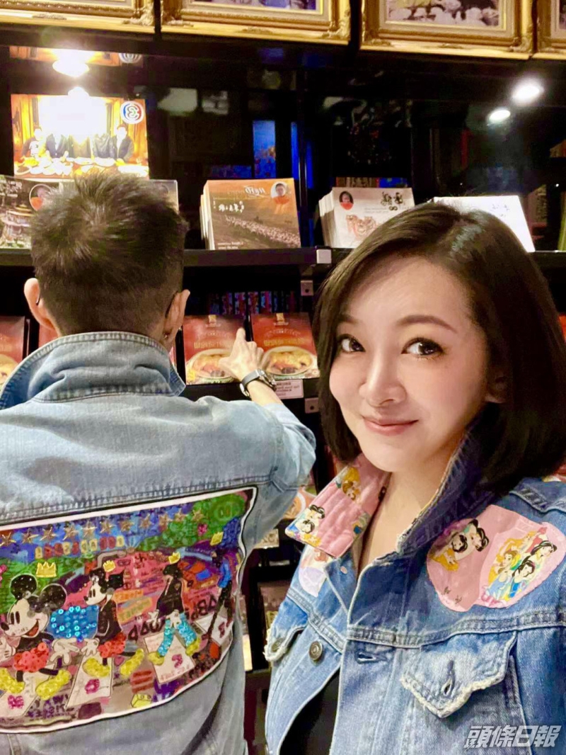 一個是米奇，一個是迪士尼公主。