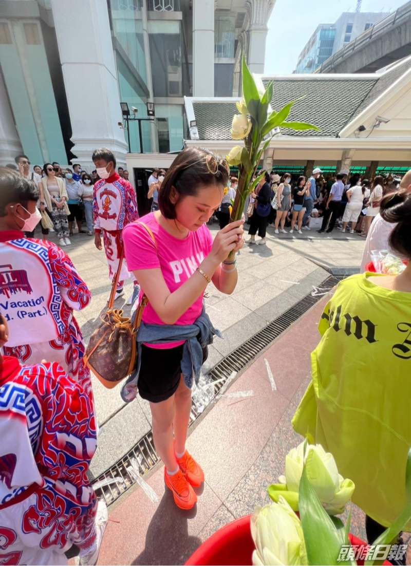兩人在泰國也有去拜四面佛。