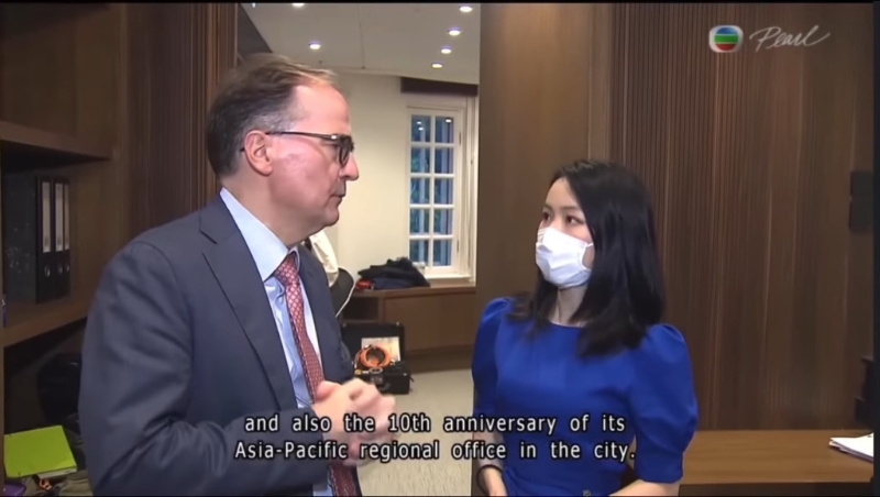 林婷婷英語流利，不時(shí)被安排訪問外籍人士。