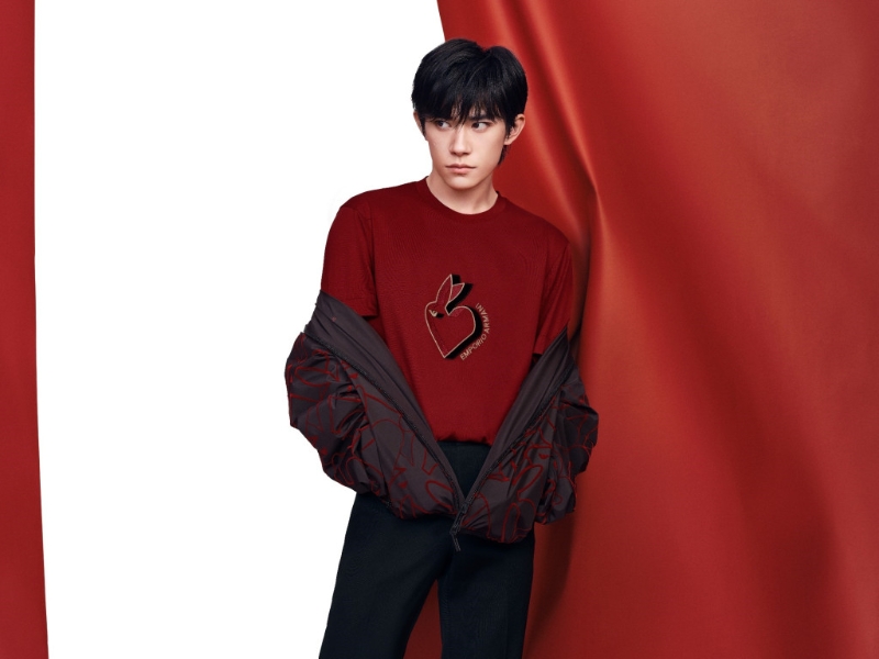 Emporio Armani全球形象代言人易烊千璽此次特別演繹了全新中國新年系列。