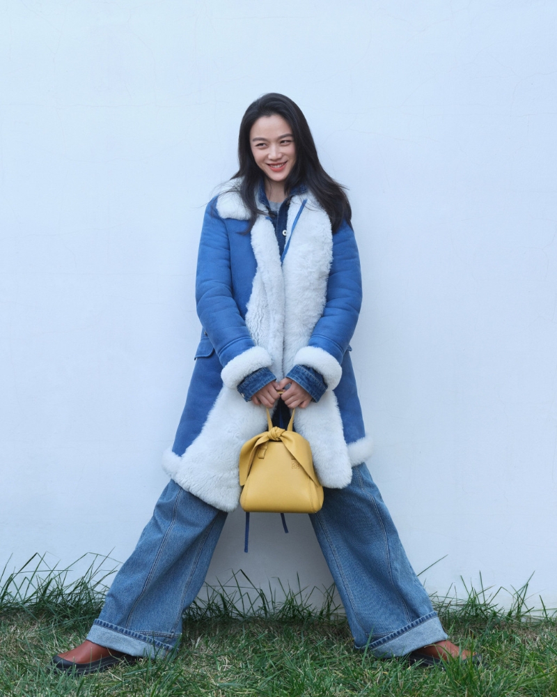 全球品牌大使湯唯，擔綱演繹Loewe兔年系列。