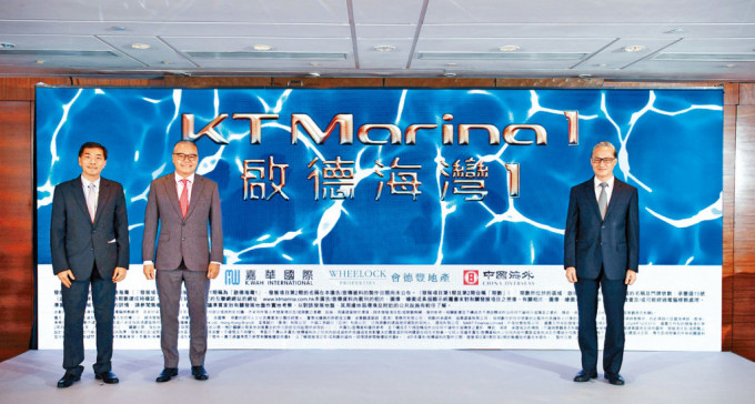 嘉華溫偉明（中）表示，啟德海灣1料農(nóng)歷新年后蓄勢待發(fā)。 左為會德豐地產(chǎn)黃光耀、右為中國海外游偉光。
