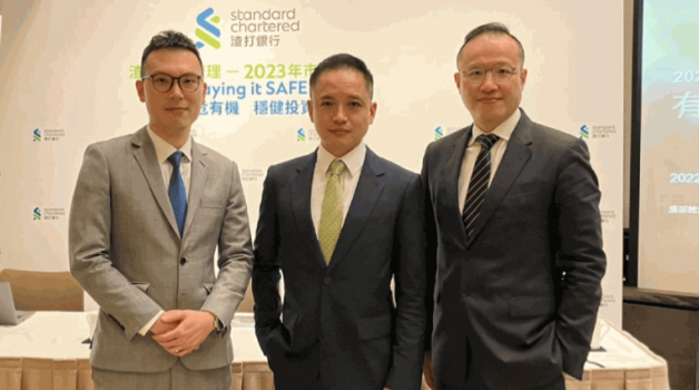 從左往右： 渣打香港財(cái)富管理投資策略主管梁振輝 渣打北亞區(qū)投資總監(jiān)鄭子豐 渣打香港財(cái)富管理高級(jí)投資策略師林嘉文