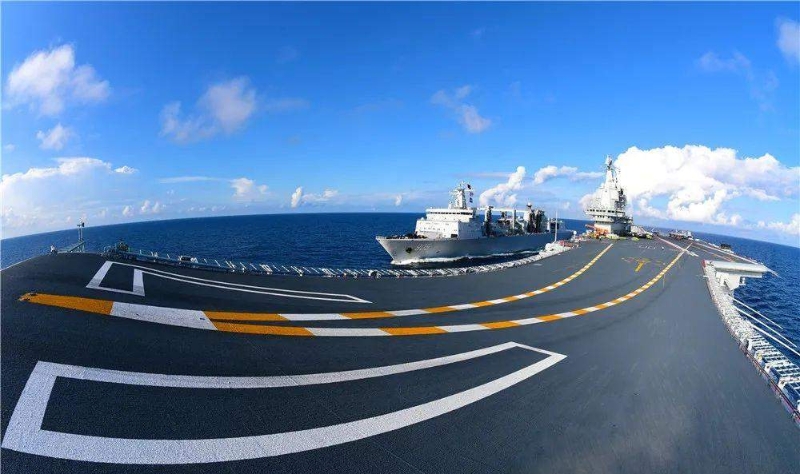 山東艦編隊(duì)訓(xùn)練畫(huà)面顯示，時(shí)間在隆冬時(shí)節(jié)，地點(diǎn)南海某海域，由多艘不同型號(hào)艦艇、數(shù)十架各型戰(zhàn)機(jī)組成的山東艦編隊(duì)在此擺兵布陣。