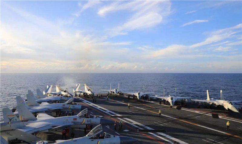 山東艦甲板上擺滿(mǎn)了殲-15艦載戰(zhàn)斗機(jī)。