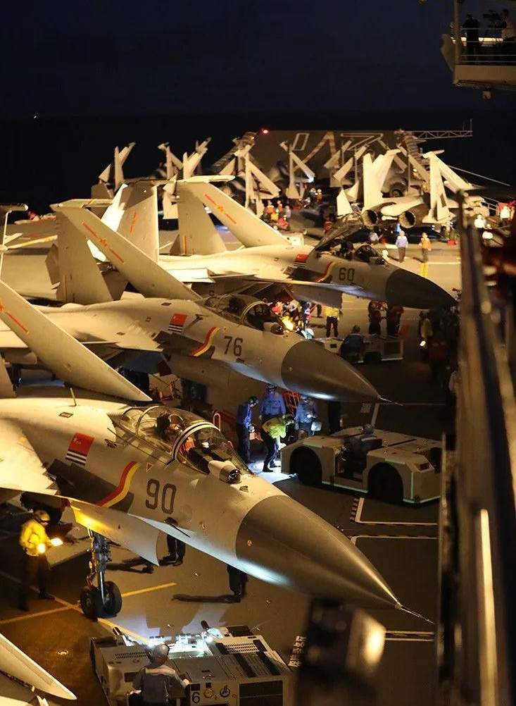 山東艦甲板上擺滿(mǎn)了殲-15艦載戰(zhàn)斗機(jī)。