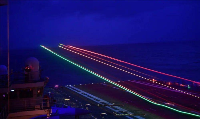 殲-15進(jìn)行了白晝和夜晚全天候的起降訓(xùn)練。