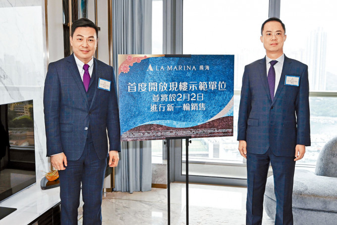 嘉里湯耀宗（右）昨日表示，項(xiàng)目已取得入伙紙，正待批滿(mǎn)意紙，有信心能如期入伙。 旁為盧子豪。