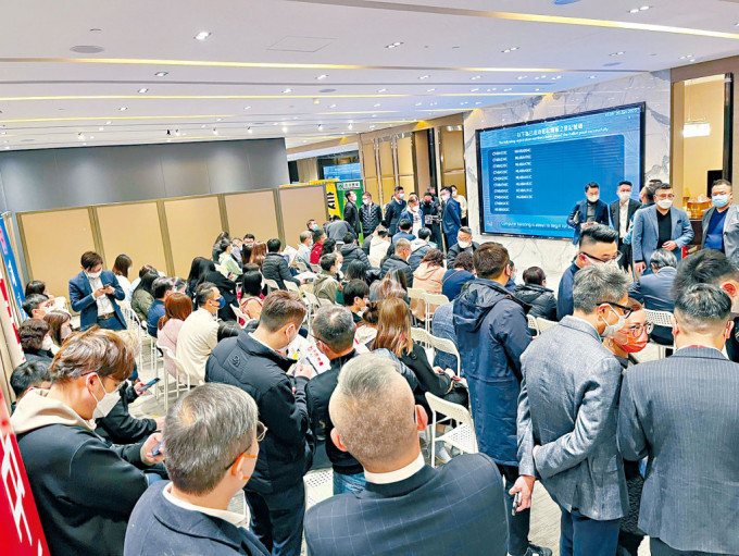 市況升溫，新地在農(nóng)歷新年前夕亦推出天水圍Wetland Seasons Bay第3期80伙進行新一輪銷售，情況為近年罕見。