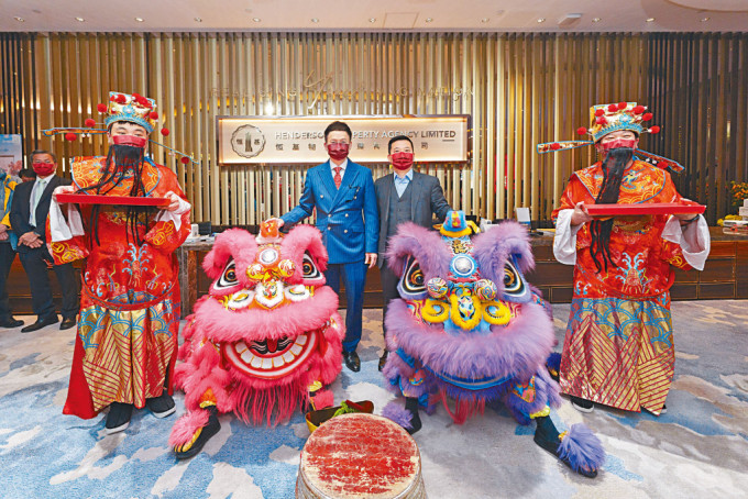 恒基林達民（左）表示，啟德HENLEY PARK料本月率先登場。