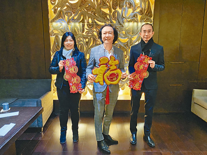 星星地產(chǎn)陳文輝（中）表示，雨後料下月內(nèi)批預(yù)售，隨即推出發(fā)售。