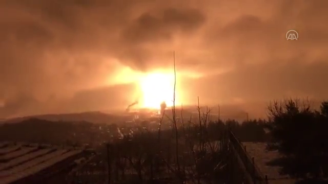 土耳其地震，有天然氣管被震爆，熊熊烈焰沖天如末日。網(wǎng)片截圖