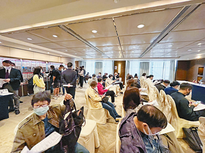 環(huán)亞昨舉行拍賣(mài)會(huì)，吸引約60人出席尋寶。