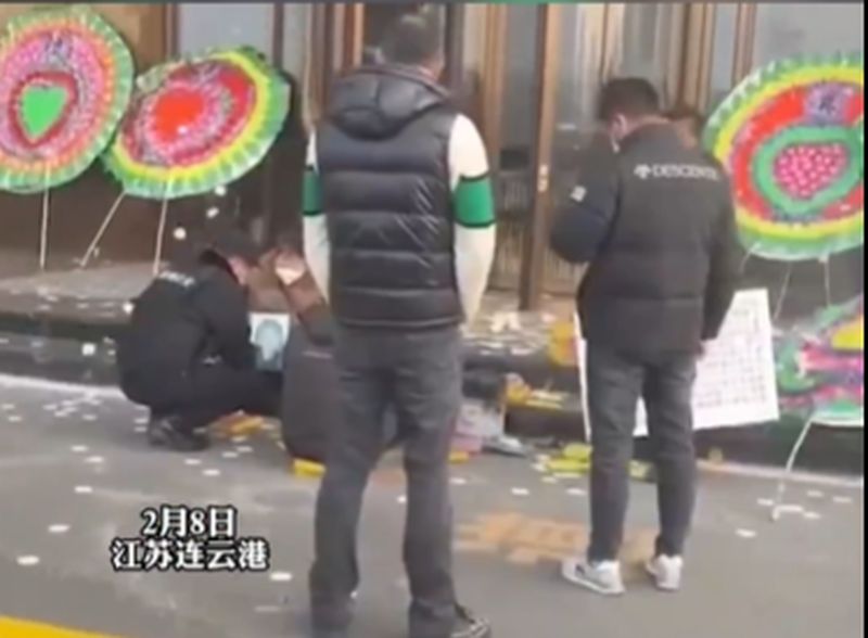 桔子水晶酒店門口前，遇害少女父母在燒紙祭奠。