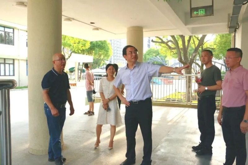 「浙江一局長被曝中午陪情人晚上KTV」登上了熱搜的榜首。