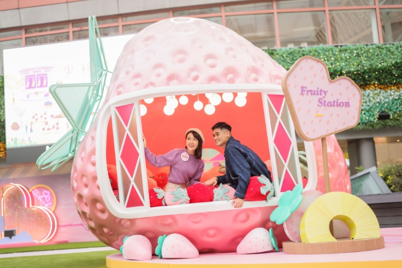 將露天廣場打造成「果藝甜園」。