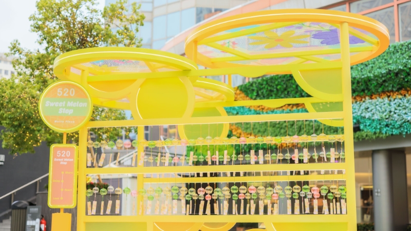 粉紅心形鑰匙特色打卡牆。