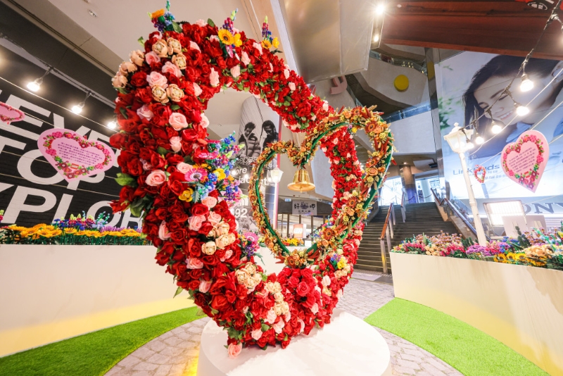 朗豪坊打造期間限定巨大心形花藝裝置。