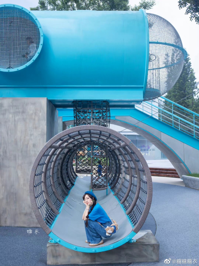 以湖水藍(lán)作為主色調(diào)。（圖片來源：微博@糖糖糖衣）