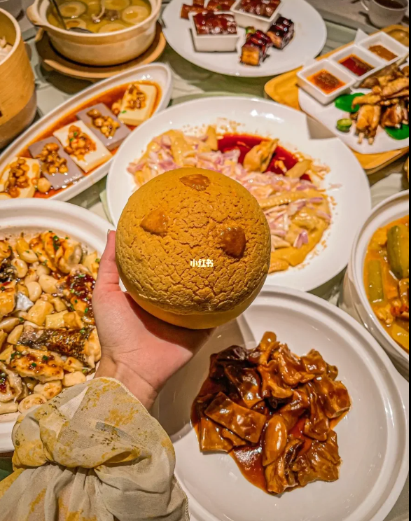 炳勝招牌菠蘿包及頭抽蔥油清遠(yuǎn)雞 圖源：小紅書@楊千金