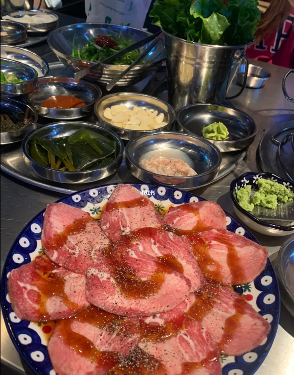 肉類種類不算多，推介牛肋條、原味牛肉、五花肉，肉品沒(méi)有過(guò)度腌制，保留到肉質(zhì)原汁原味的鮮味。 圖源：小紅書@梨繪倪倪