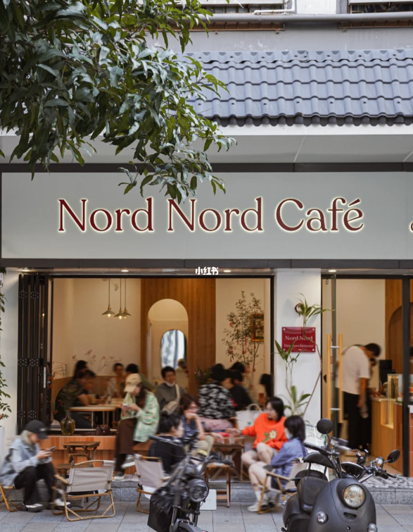 Nord Nord Cafe位於人來(lái)人往的蛇口街道旁，但提供傳統(tǒng)法式甜品與精品咖啡。 圖源：小紅書@一隻Jeremy