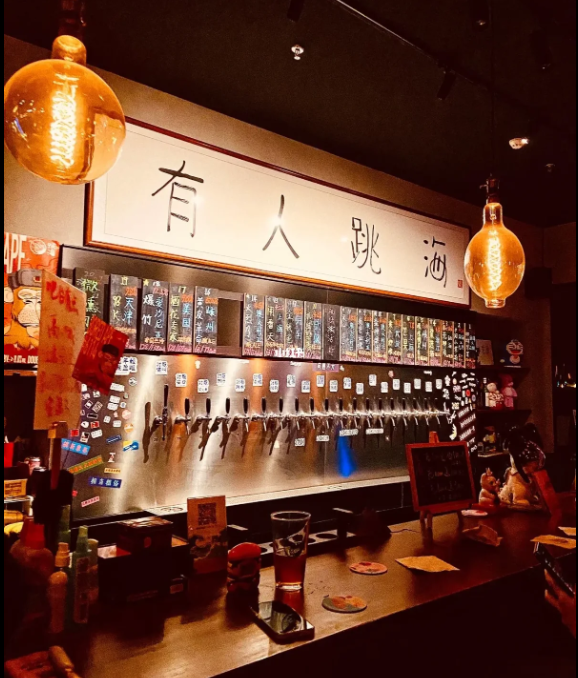 吧檯後列有一整排手工生啤選擇，每款都各具特色。 圖源：小紅書@cheng~