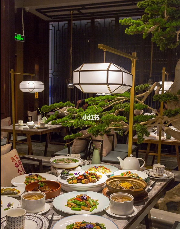 至正潮菜是一家由廣州開來(lái)的餐廳，由著名餐飲大師蔡昊打造，他亦是本地城中名府好酒好蔡的創(chuàng)辦人。 圖源：小紅書@收音圓飽飽