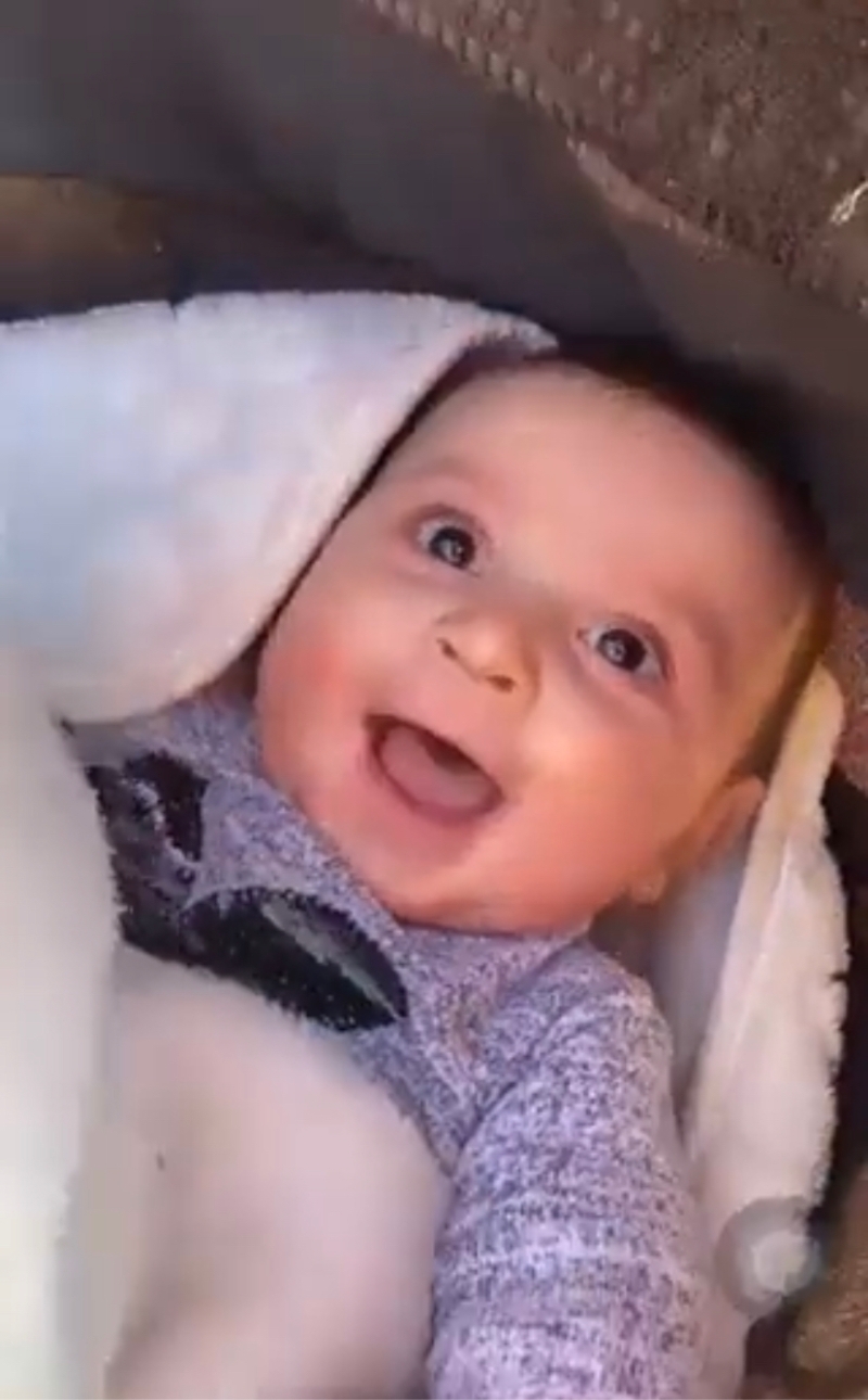 洗乾淨(jìng)食飽飽後開心哂，笑到咯咯聲，可愛樣子令人融化。 網(wǎng)上圖片