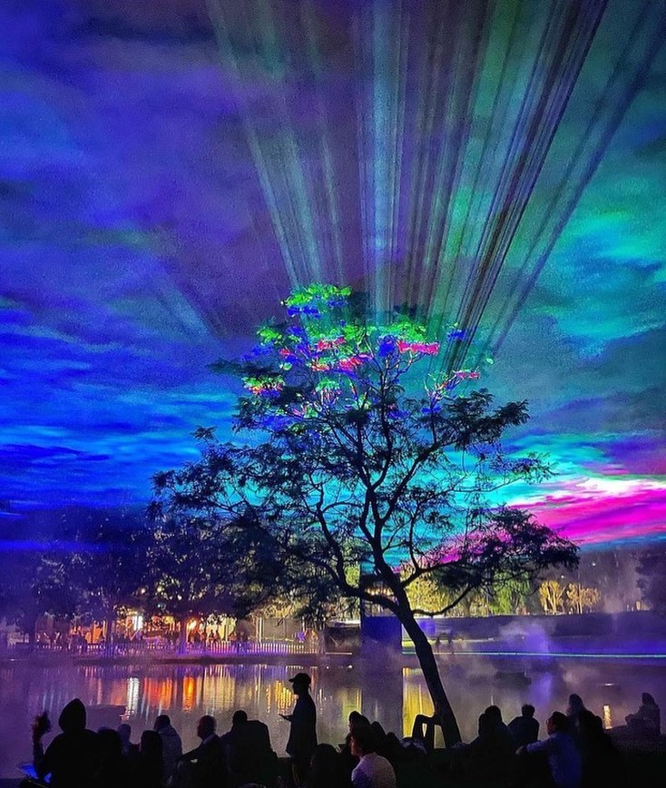 人造極光、幻彩投射及閃光匯演。（圖片來源：西九文化區(qū)）