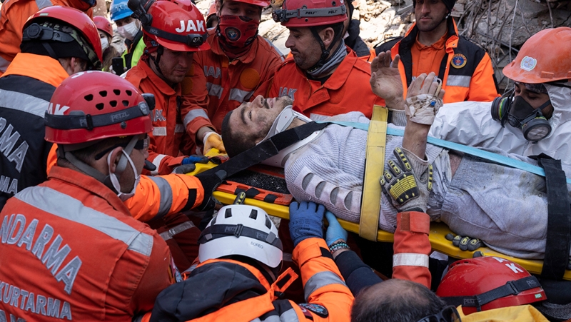哈塔伊省安塔基亞青年塞費(fèi)爾奧盧被埋了152小時(shí)后，周日從倒塌的建筑廢墟中獲救。 AP