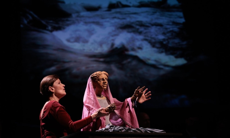 人與木偶合作演出。（@Alfonso Salgueiro Photography）