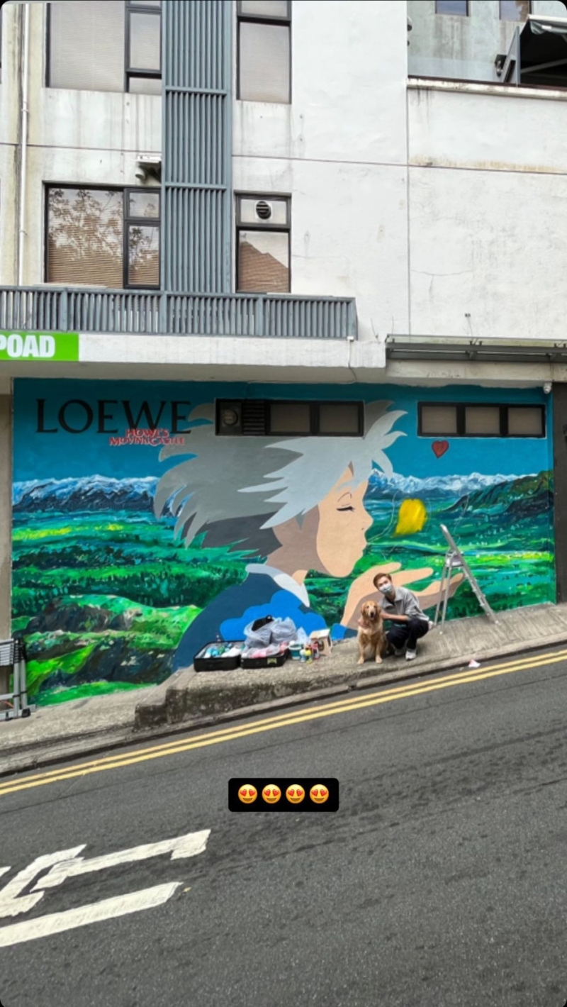 中環(huán)街頭出現(xiàn)《哈爾移動城堡》巨型壁畫。（圖片來源：pei0923＠IG）