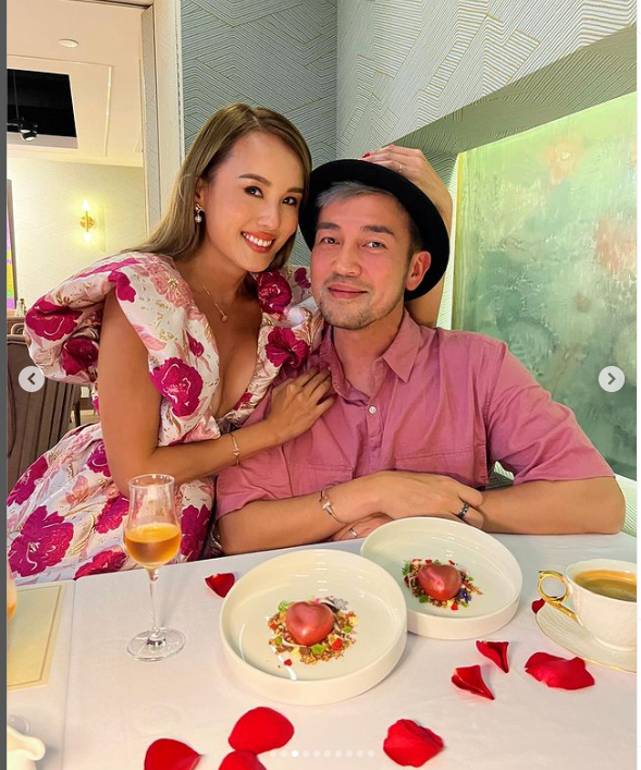 楊洛婷與老公共晉情人節(jié)晚餐。